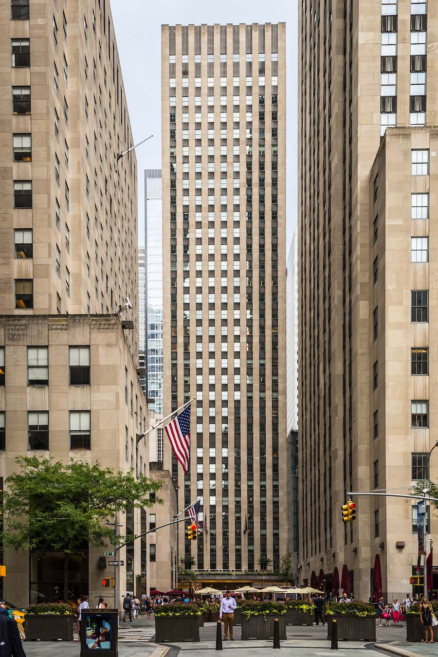 75 Rockefeller Plaza, Rockefeller Center, Manhattan, New York; September 2019 - dconvertini on Wikipedia; CC licence